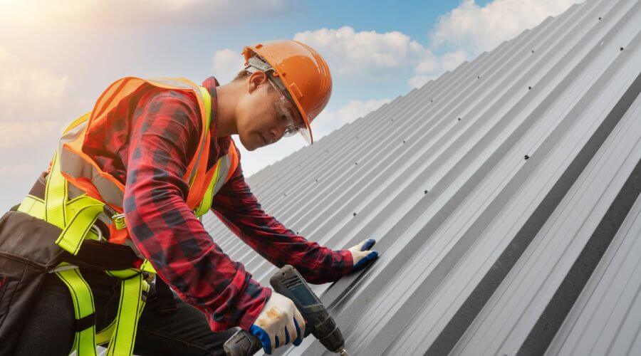 Professional gutter cleaning in Smithville, OK